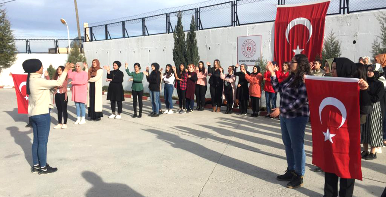 Üniversite öğrencileri İstiklal Marşı'nı işaret diliyle okudu