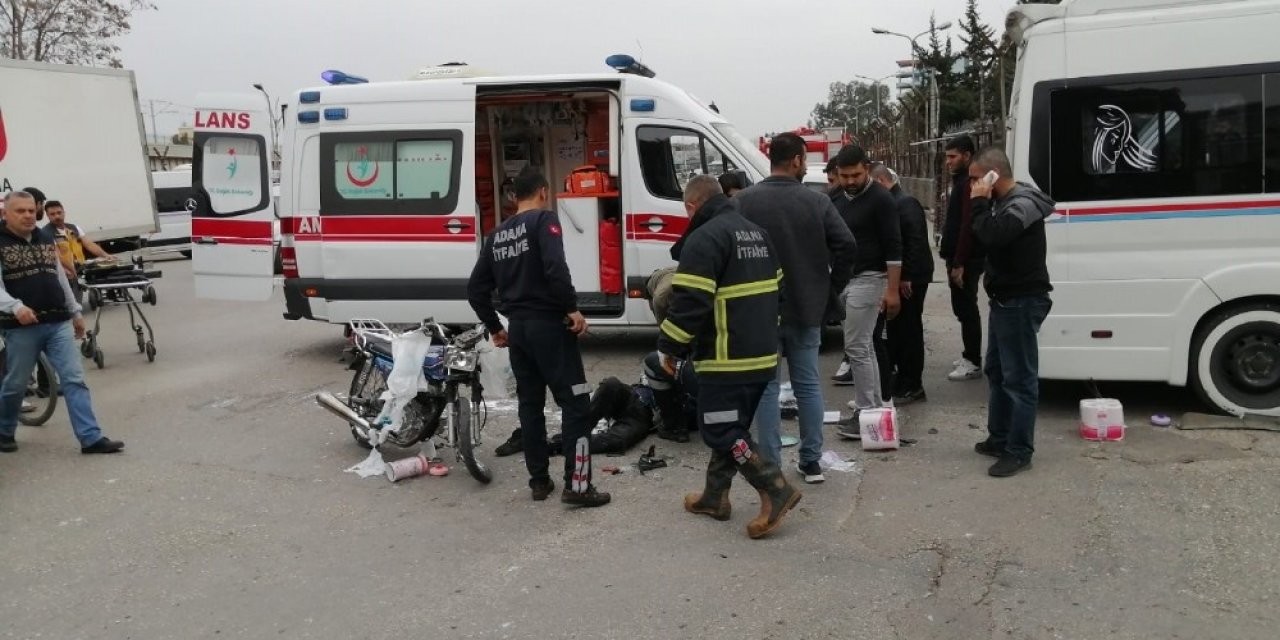 Motosiklet minibüse çarptı: 2 yaralı