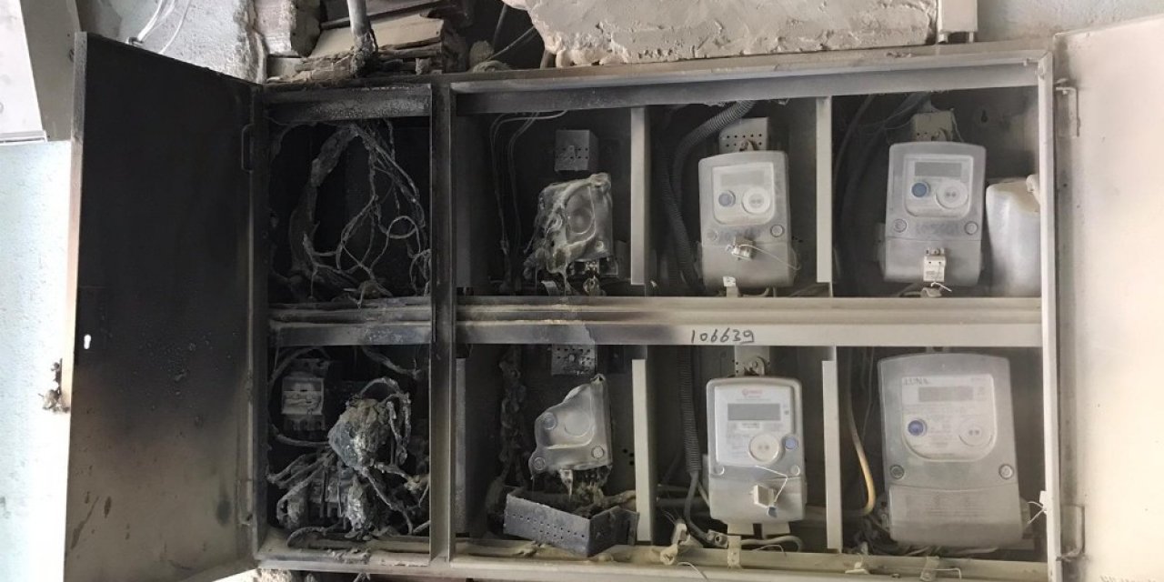 Apartmanın elektrik panosu patladı