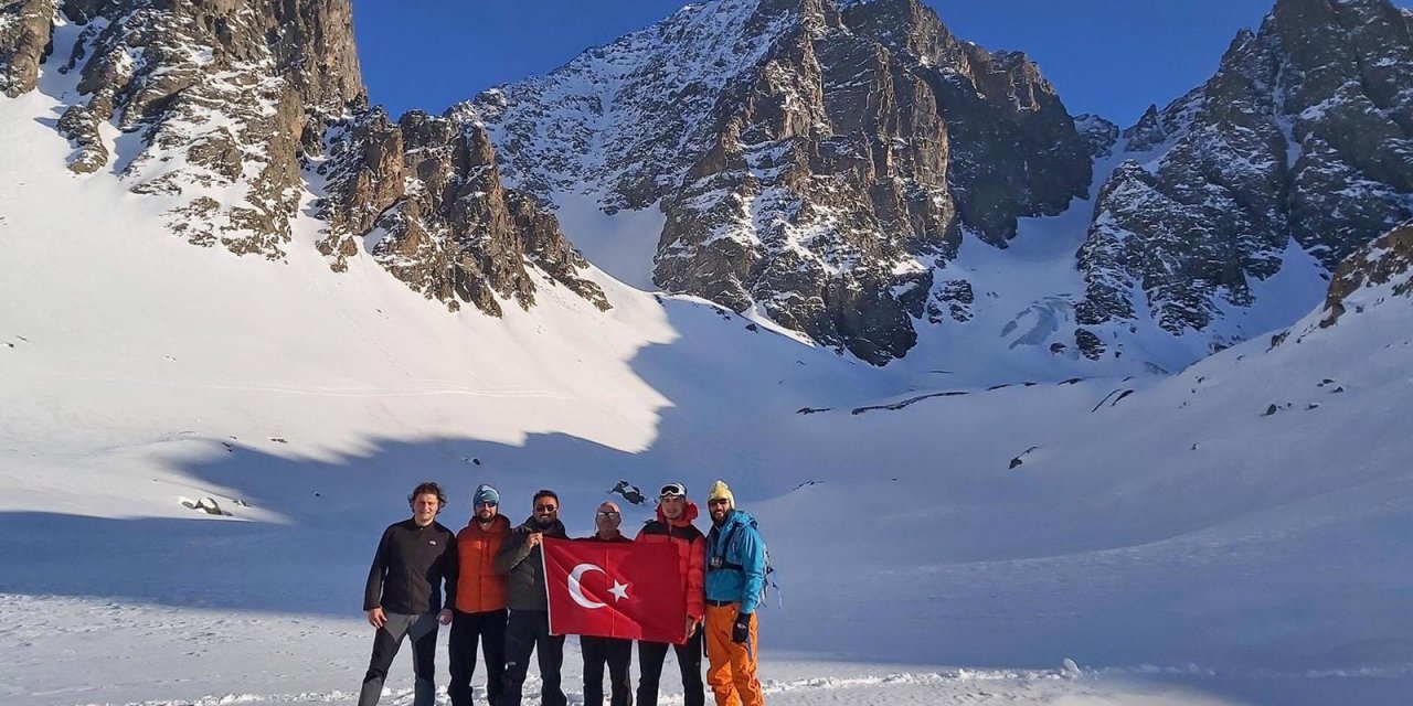 Doğu Karadenizli dağcılardan Kaçkar Dağı zirvesine zorlu tırmanış