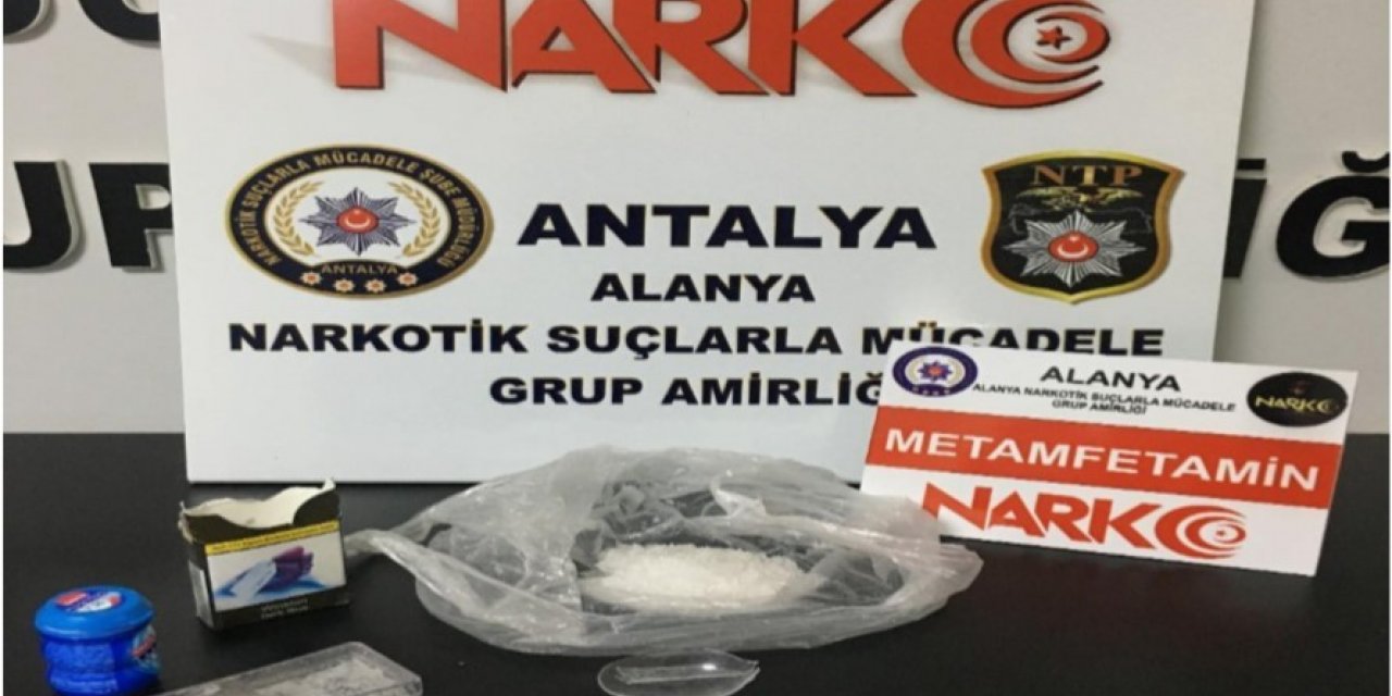 Alanya’da uyuşturucu tacirlerine otel odasında baskın