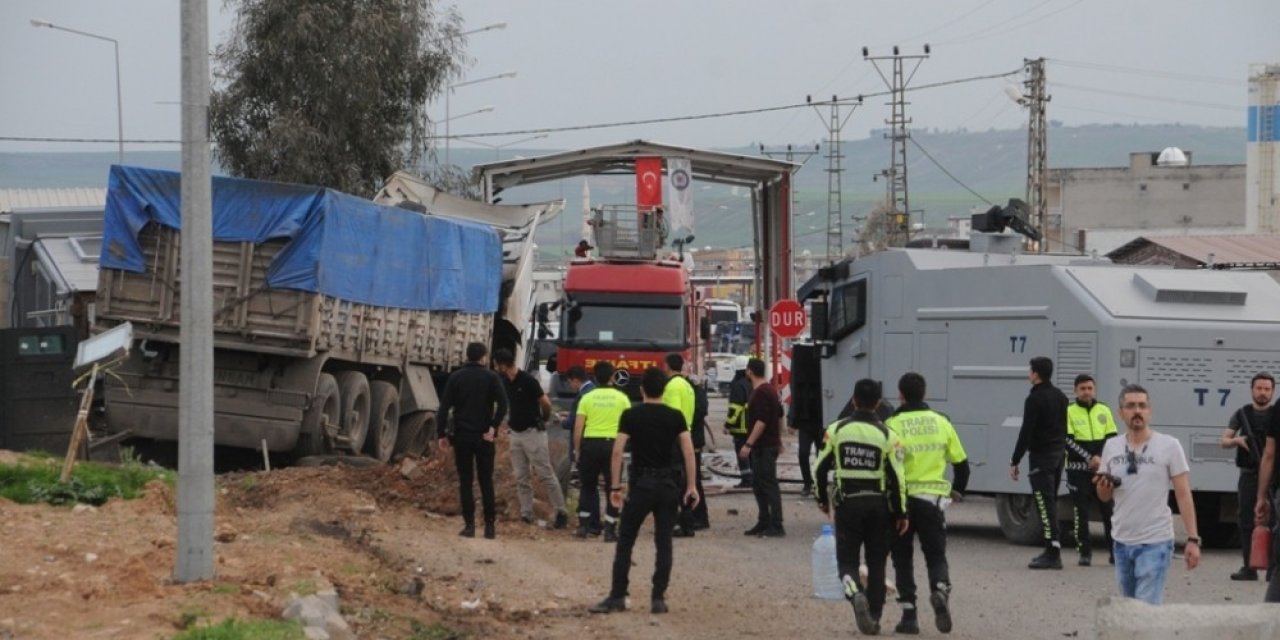 Freni boşalan tır, polis noktasına daldı: 2 Yaralı