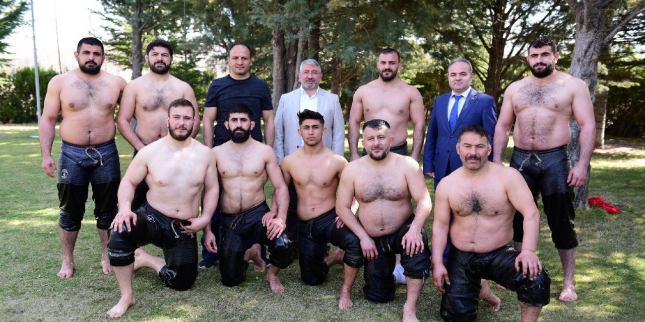 Başkan Aşgın, pehlivanlara kispet hediye etti