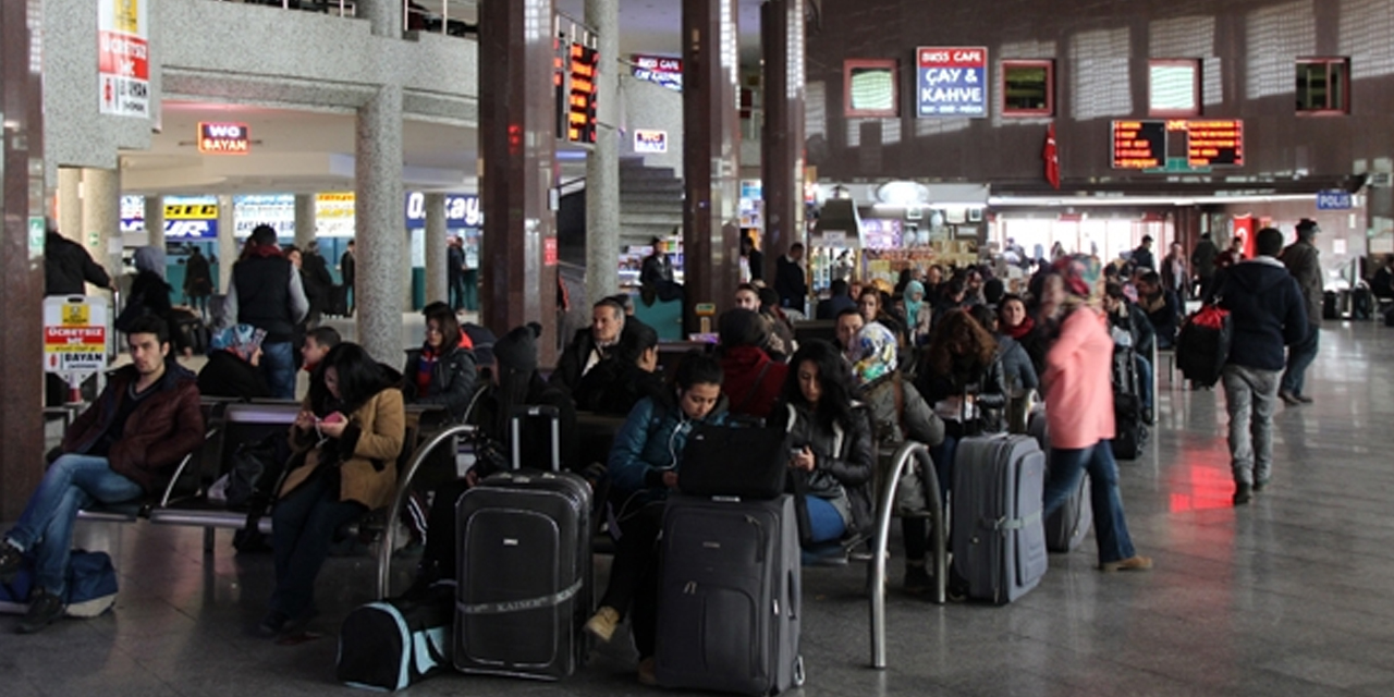 Memleketlerine gitmek isteyen üniversite öğrencilerinin bilet telaşı
