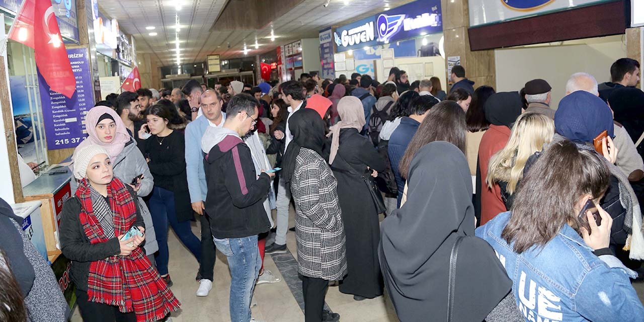 Üniversite öğrencileri otobüs terminallerinde yoğunluk oluşturdu