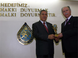 'Yılın Yoksul Babası' ödülü Bülent Arınç'a