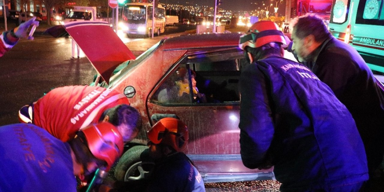 Kaza sonrası otomobile sıkışan çocuğu babası teselli etti