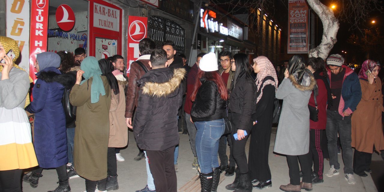 Kars ve Ardahan'da memleketlerine gitmek isteyen öğrencilerin bilet telaşı
