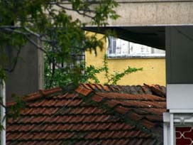 Evin çatısından düştü, yaralandı!