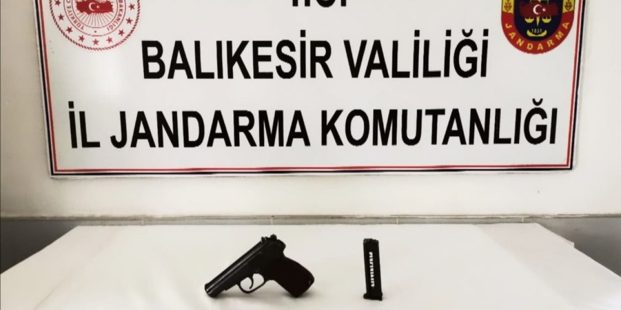 Jandarma ekiplerini görünce silahını tarlaya attı