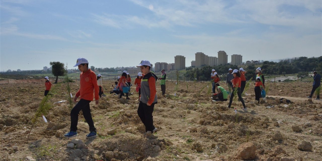 Mersin'de öğrenciler İdlib şehitleri anısına fidan dikti