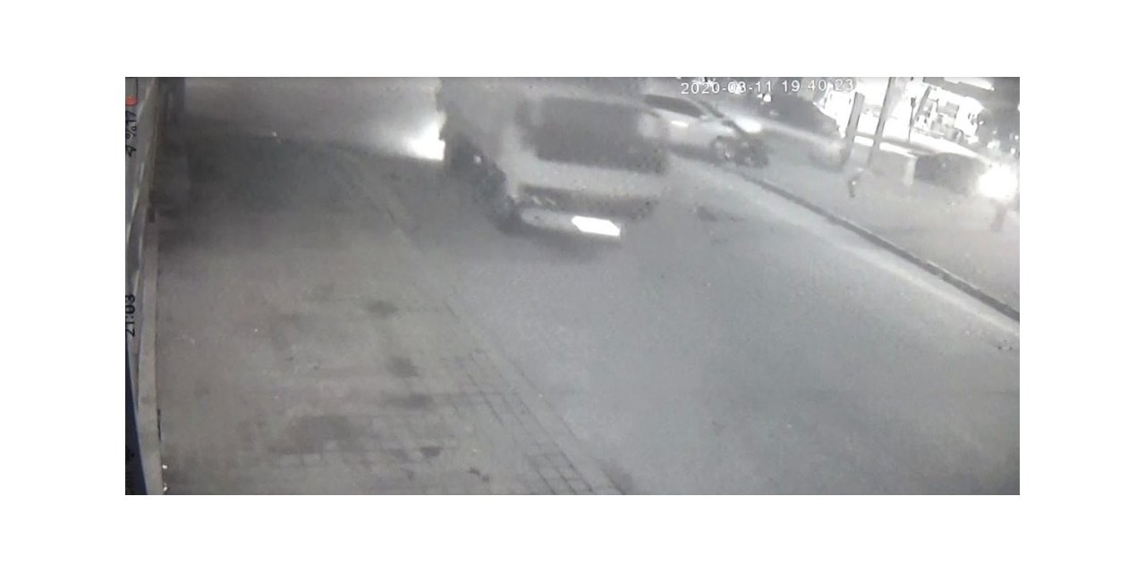 Önce kamyona, ardından elektrik direğine çarptı
