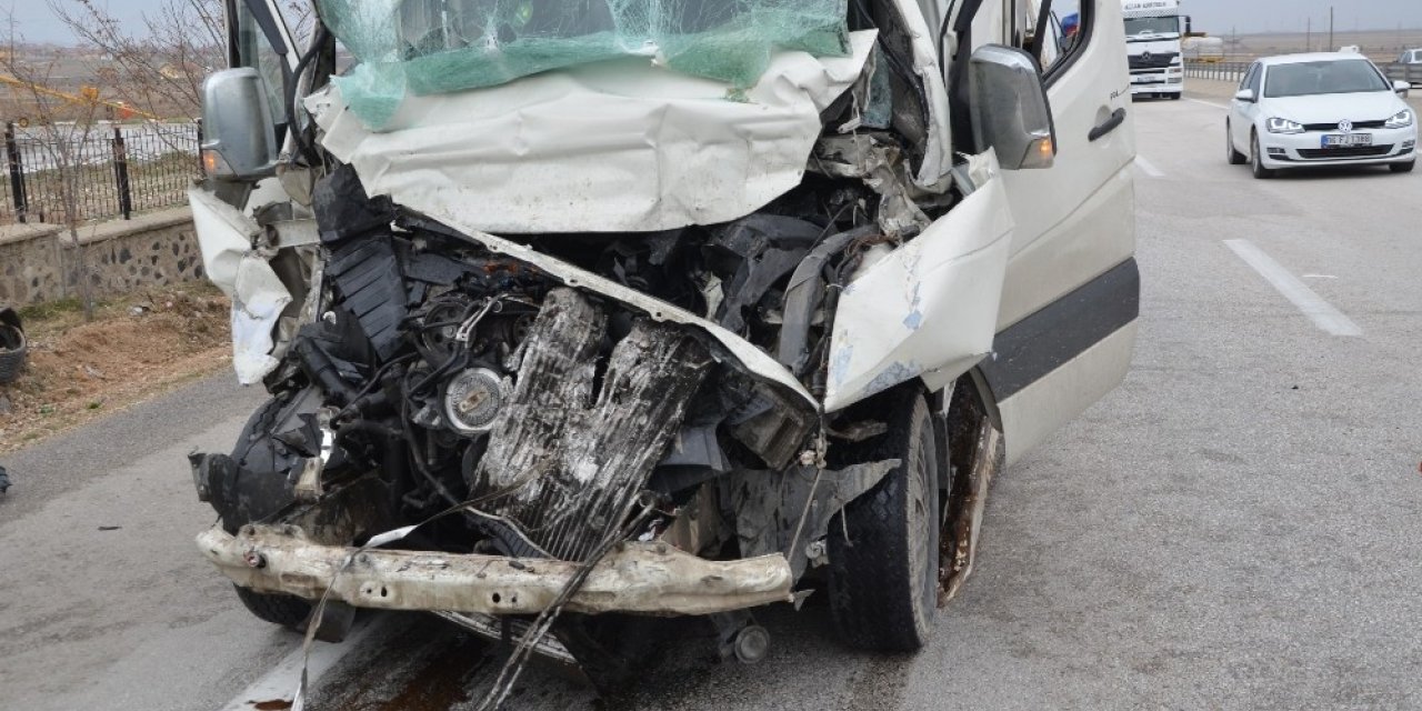 Minibüs tıra arkadan çarptı: 1 ölü, 3 yaralı