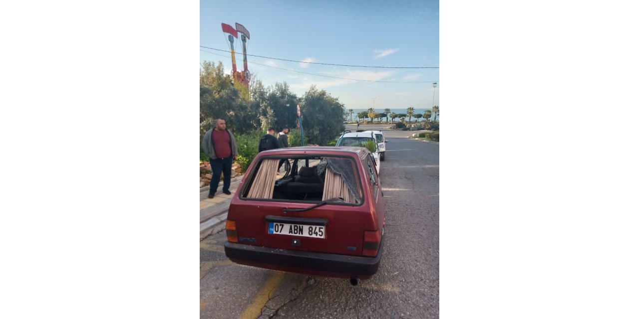 Antalya’da öfkeli kayın biraderden eniştesinin aracına sopalı saldırı