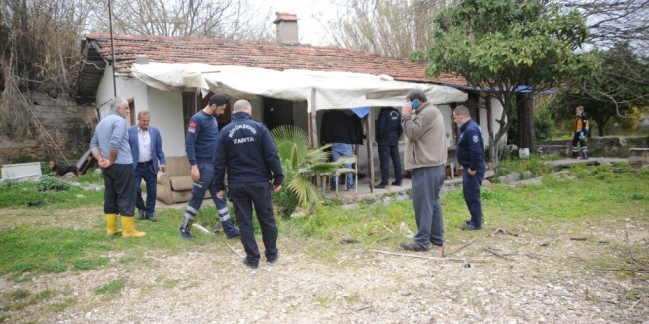 Evde bakım hizmeti için geldikleri evde yaşlı adamın cesediyle karşılaştılar