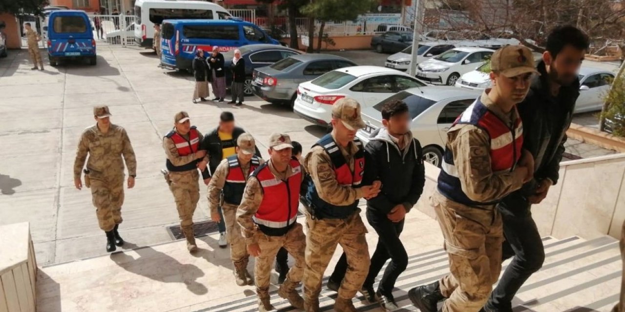 Elektrik kablosu çalarken suçüstü yakalandılar