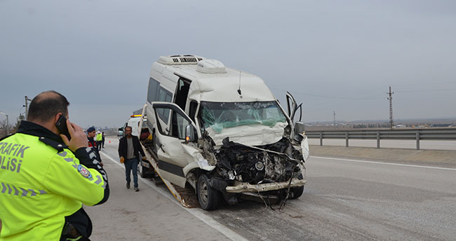 Konya'da minibüsün tıra çarpması sonucu 1 kişi öldü, 3 kişi yaralandı