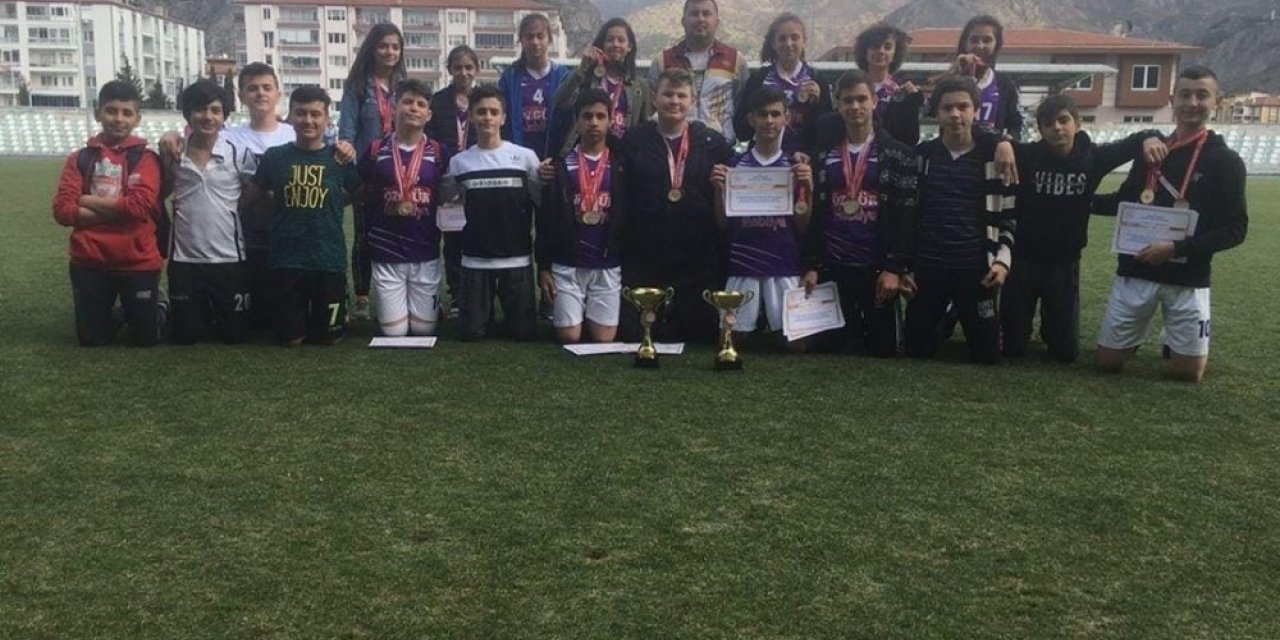 Taşova Atatürk Ortaokulu atletizme damga vurdu