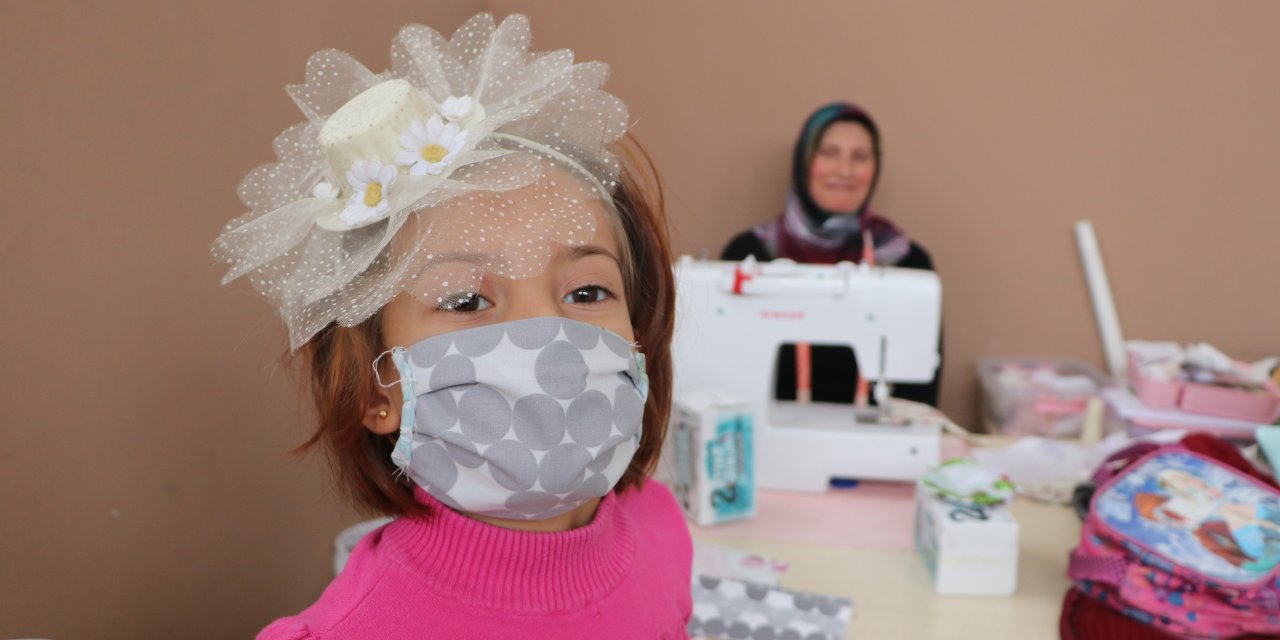 Karaman'da kursiyerlerin atık kumaştan yaptığı maskeler öğrencilere dağıtıldı