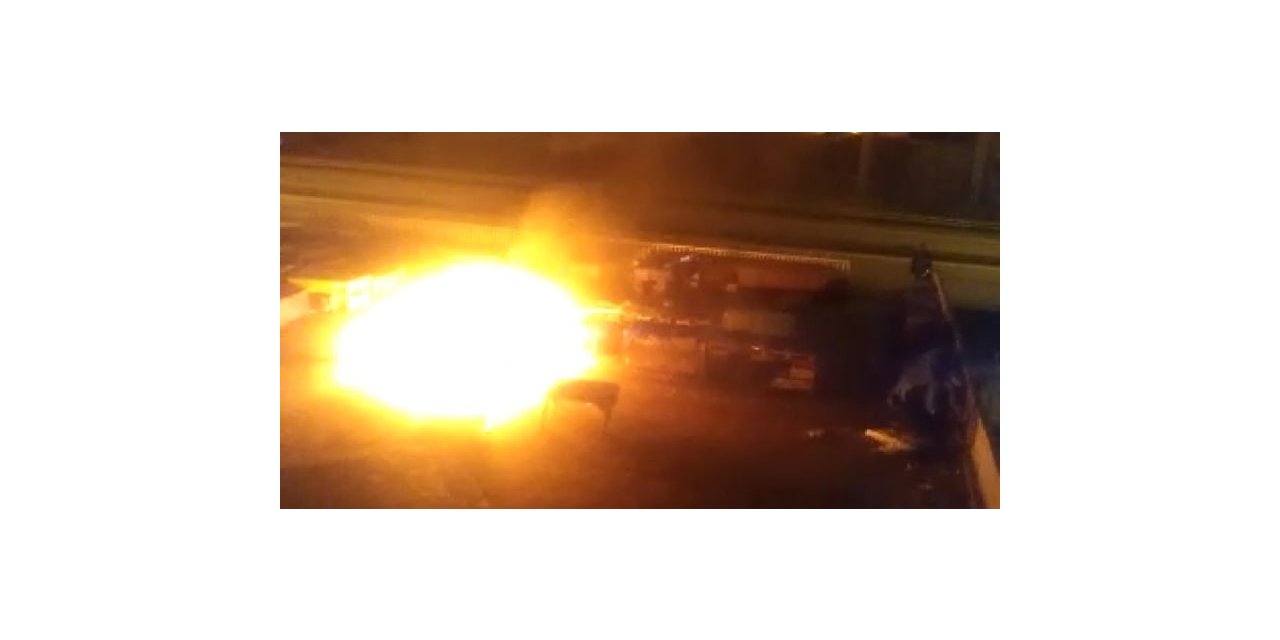 Pazar yerinde çıkan yangında tezgahlar kullanılmaz hale geldi