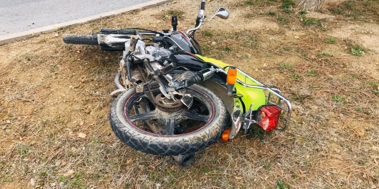 Motosiklet otomobile çarptı: 1 ölü, 2 yaralı