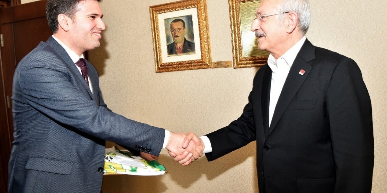 Kılıçdaroğlu’na Edremit Gürespor forması hediye edildi