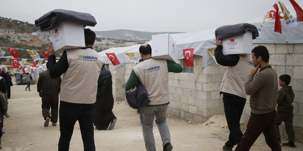 Sadakataşı, İdlib'de inşa ettiği briket evlere yerinden edilenleri yerleştirdi