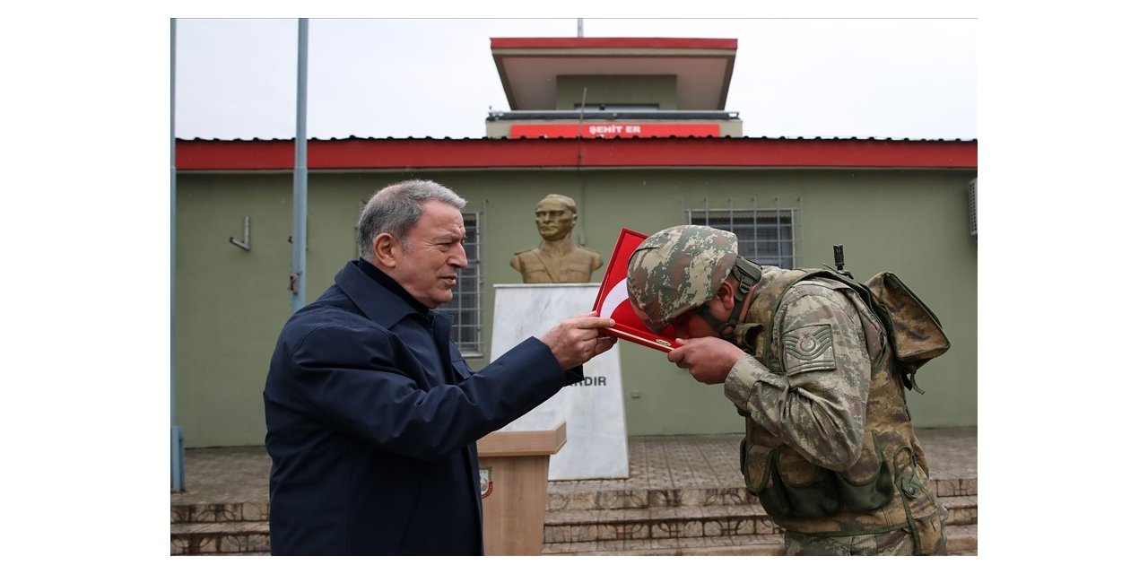 Bakan Akar, İngiltere Savunma Bakanı Wallace ile sınır hattını ziyaret etti
