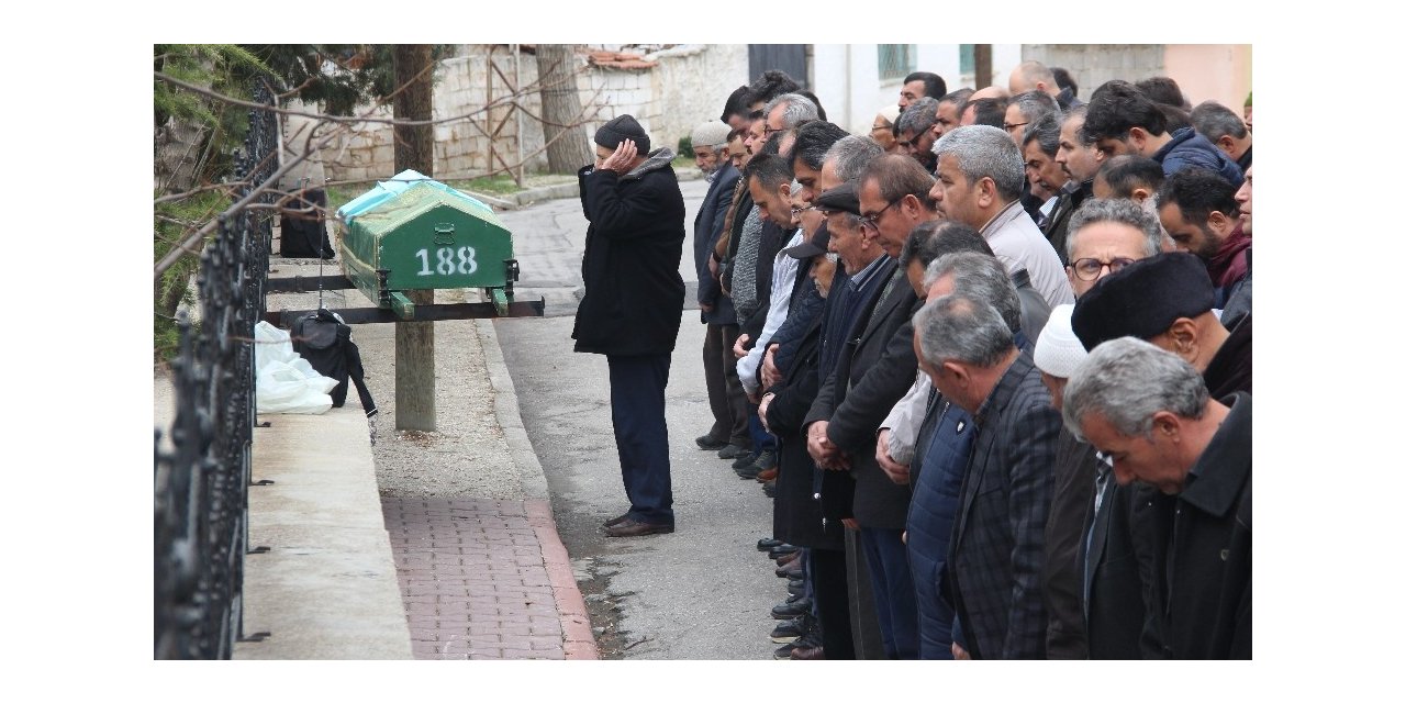 Cinayete kurban giden kadın son yolculuğuna uğurlandı