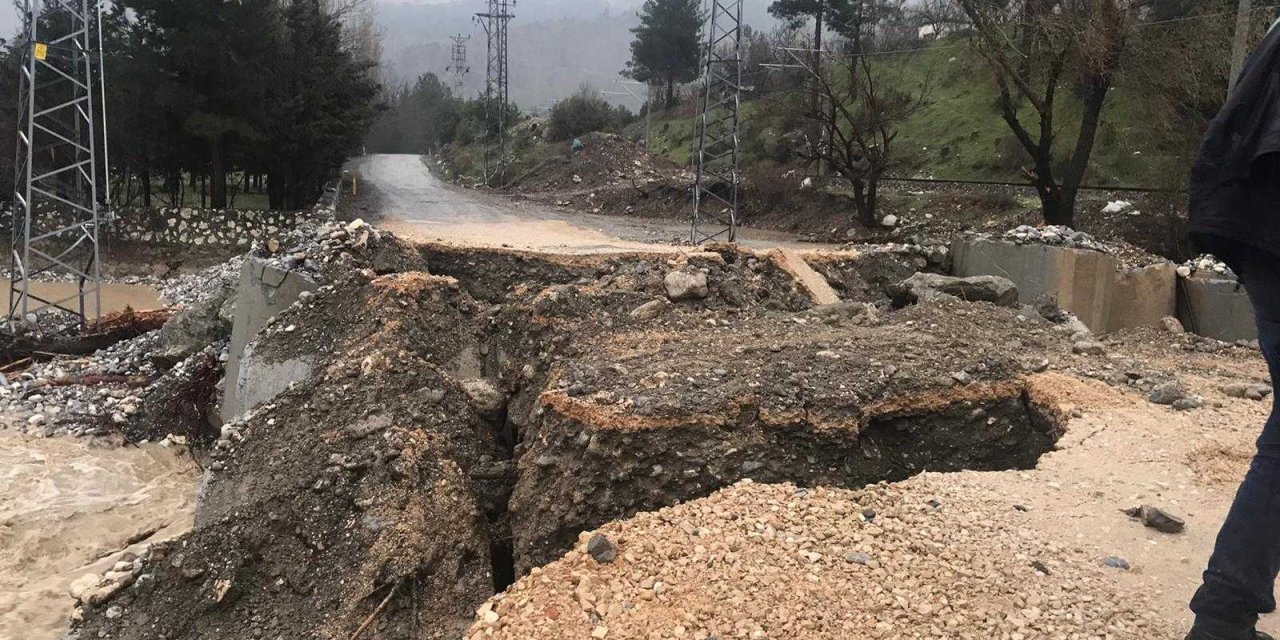Adana'da sağanak nedeniyle zarar gören menfez köprü çöktü