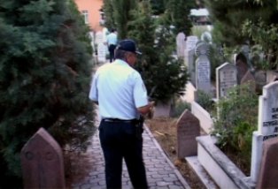 Polis mezarlıkta sigara hırsızlarını aradı