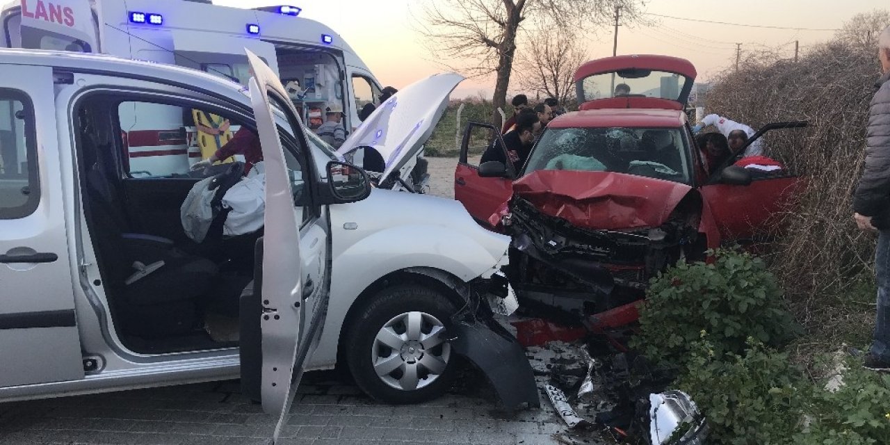 İki otomobil kafa kafaya çarpıştı; 1’i ağır 4 kişi yaralandı