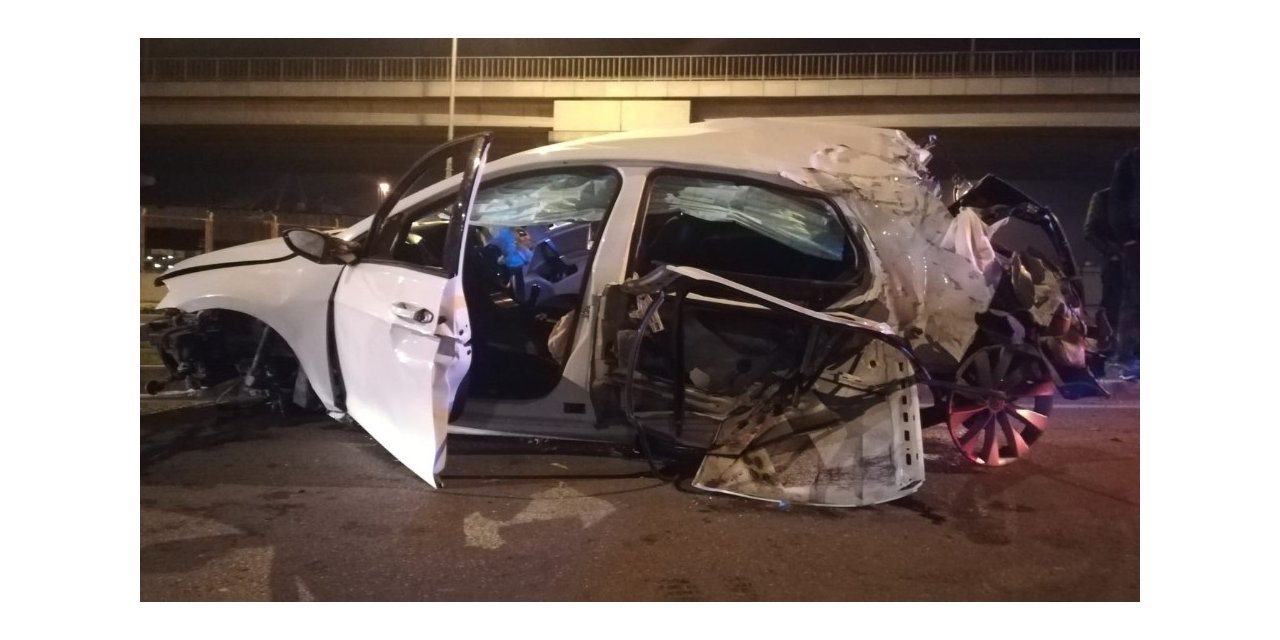 İzmir’de feci kaza... Otomobil tramvay yolunu aşıp karşı yola geçti: 4 yaralı