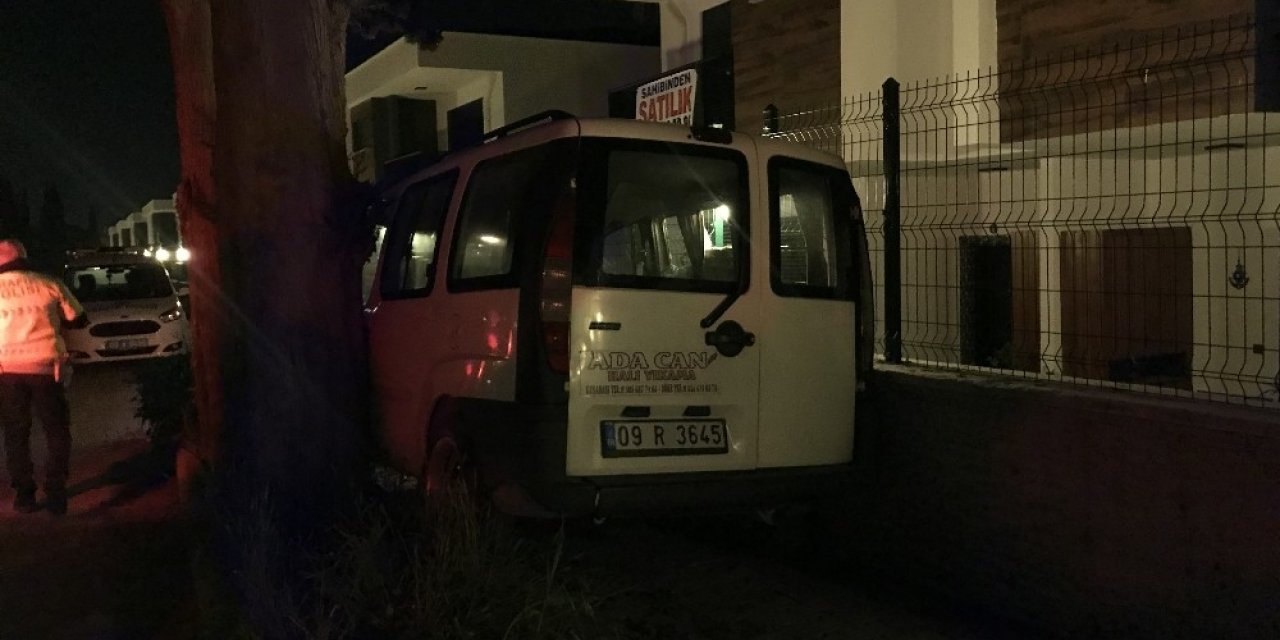Kuşadası’nda otomobil ağaçla duvar arasına sıkıştı