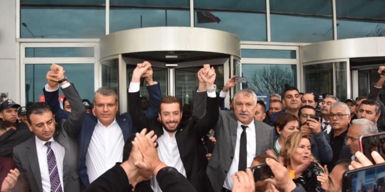 Başkan Aydar’a destek için belediyeye akın ettiler