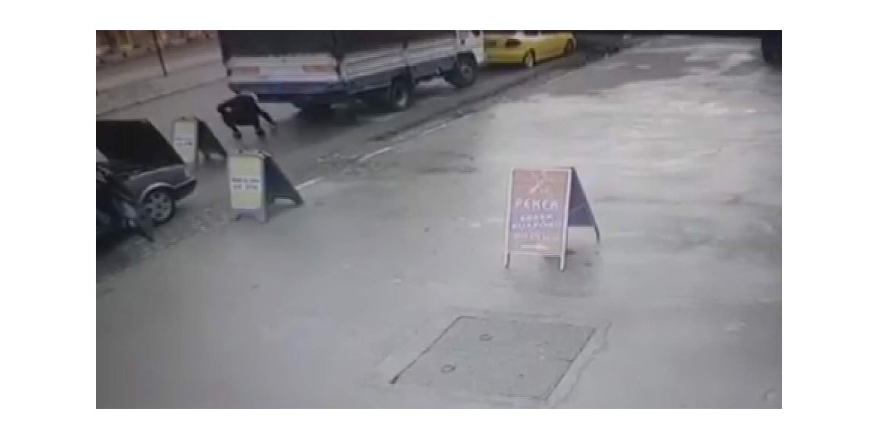 Yola düşen paraları toplayıp gitti