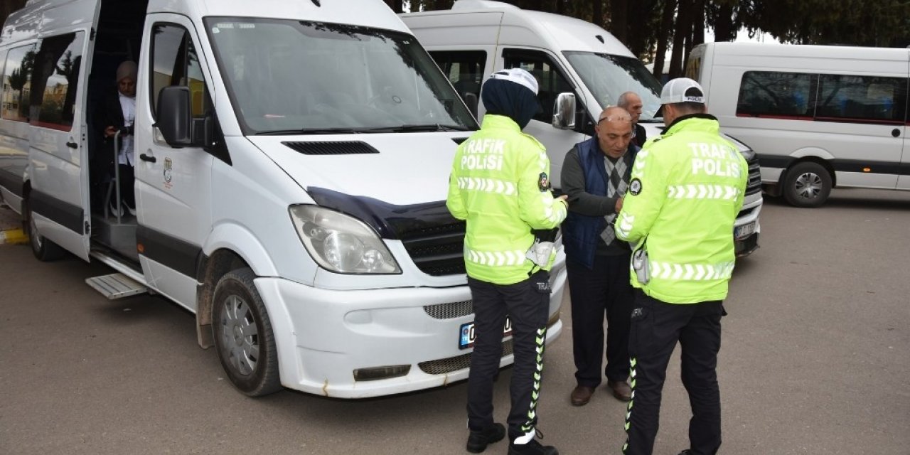 Okul çevrelerinde 2 bin 885 kişi sorgulandı, 7 aranan şahıs yakalandı