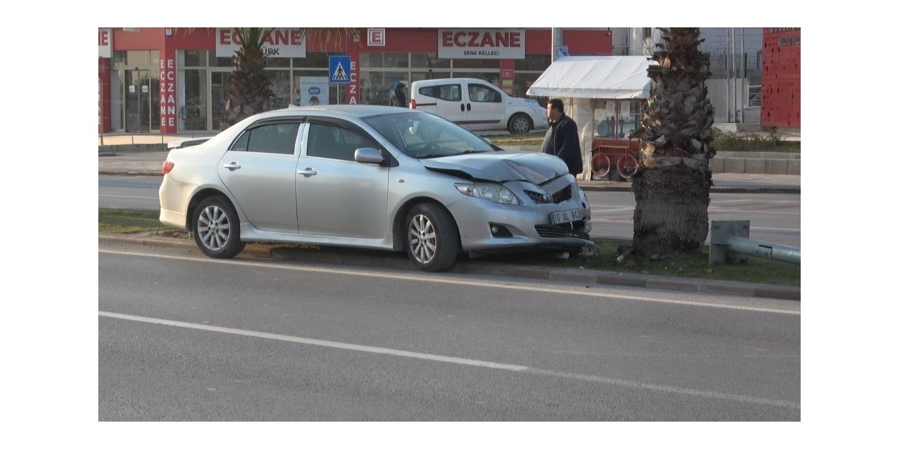 Kontrolden çıkan otomobil önce demir direği devirdi ardından ağaca çarptı