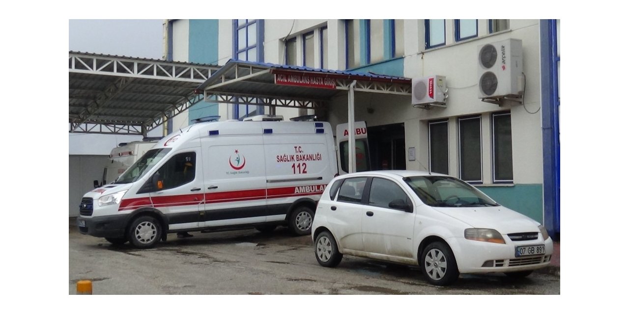 Yola fırlayan çocuğa otomobilin aynası çarptı