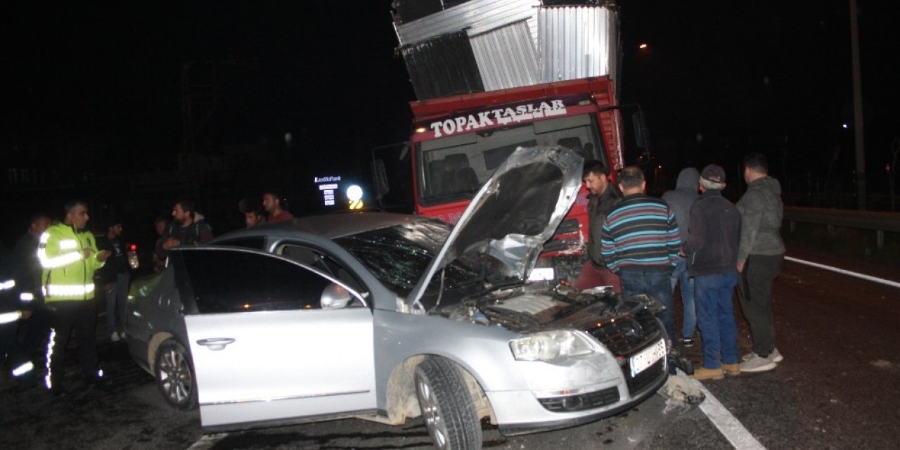 Karayoluna ters yönden çıkarak kamyon ile çarpıştı