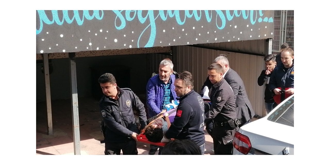 Okul kapısının üzerine tırmanan öğrenci yere düşerek yaralandı