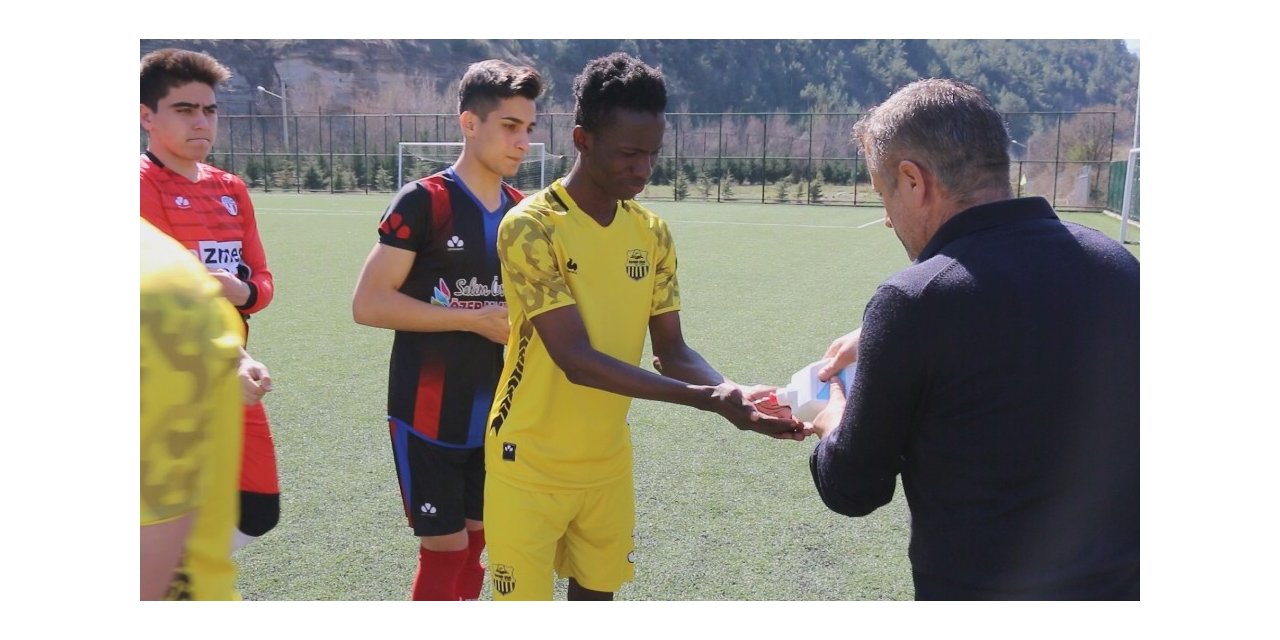 Futbolcular maça dezenfekte edilerek çıktı