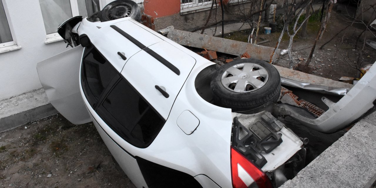 Kayseri'de çarpışan iki otomobilden biri evin bahçesine devrildi: 2 yaralı