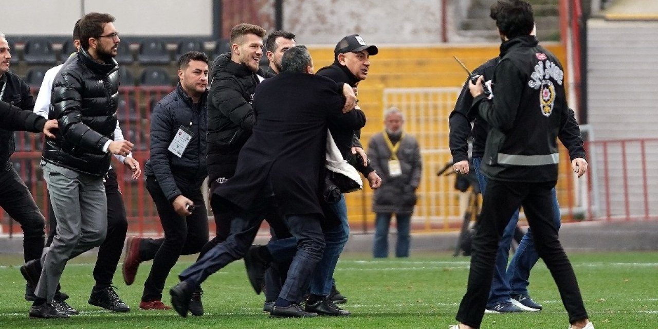 Fatih Karagümrük - Altay maçının ardından saha karıştı