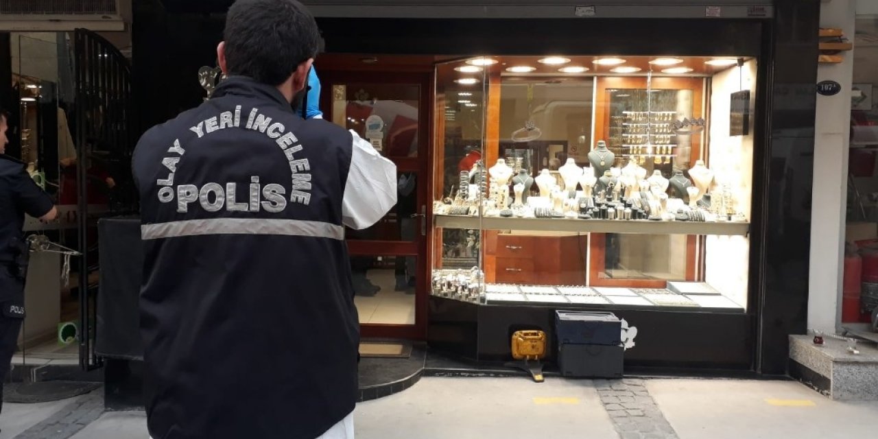 İzmir’de maskeli kuyumcu soygunu