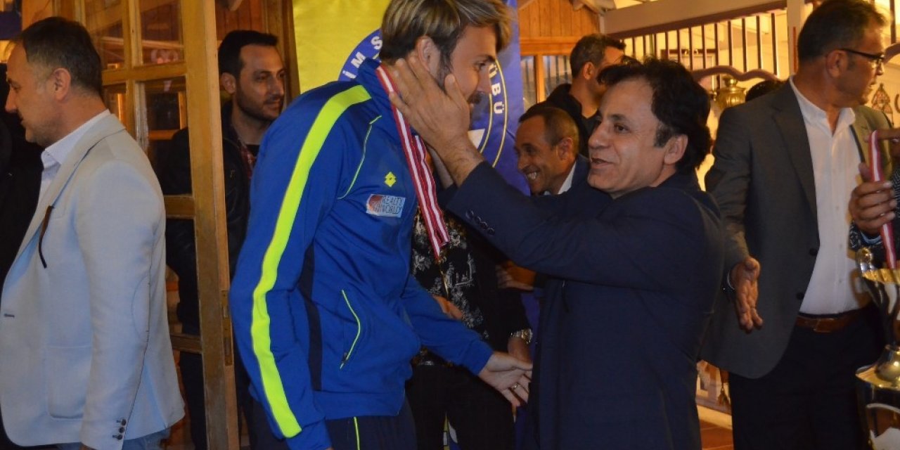 Şampiyon Didimspor kupasını kaldırdı
