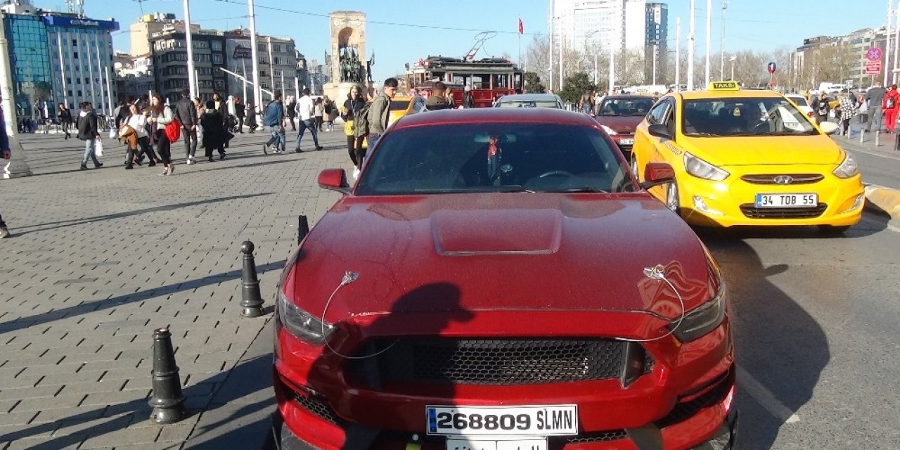 Taksim’de lüks aracının egzozundan susturucuyu çıkaran adama para cezası