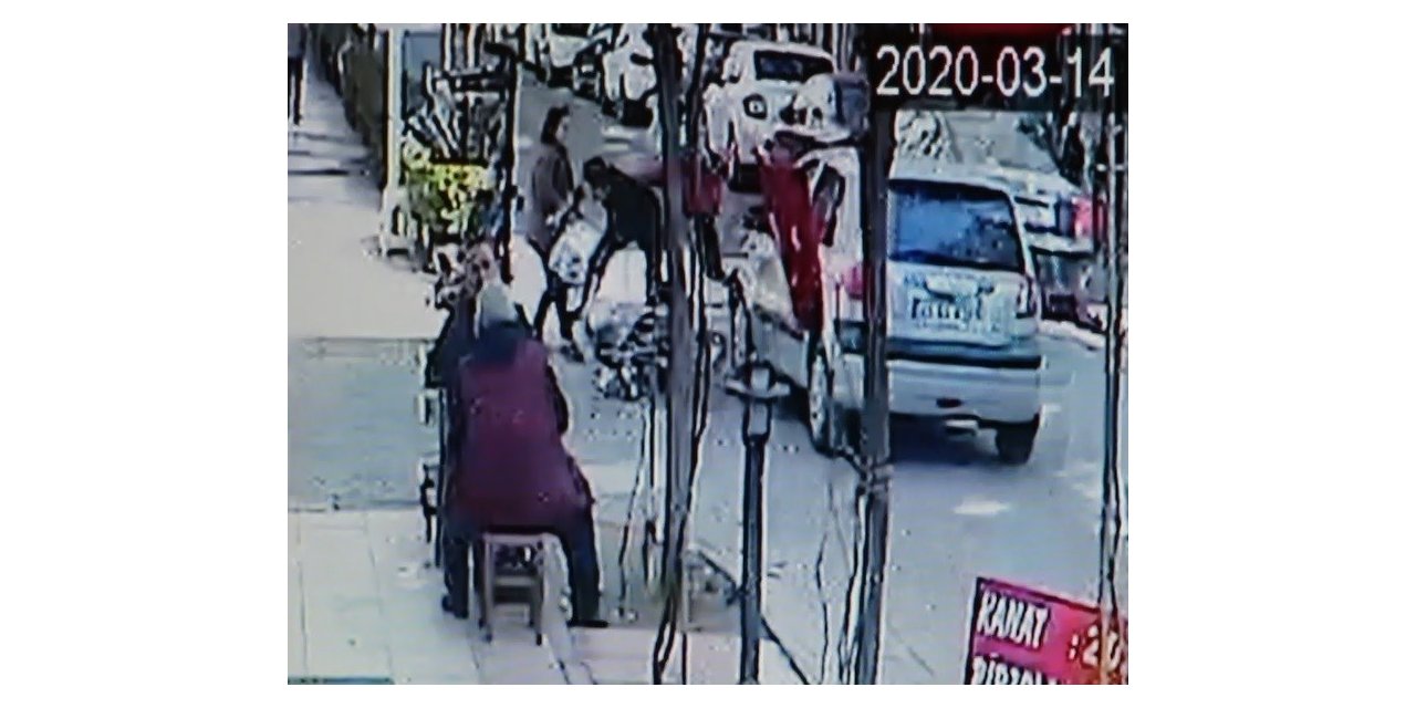 Motosikletli gençler ölümden kıl payı kurtuldu