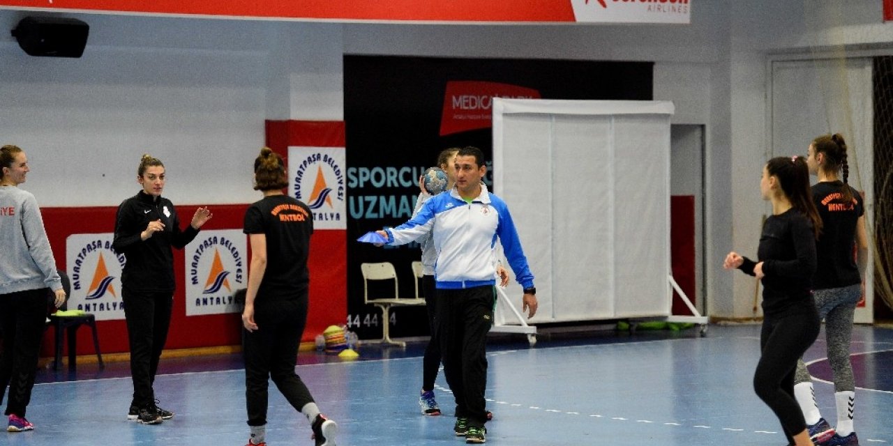 Kadın Hentbol Takımında kupa mesaisi