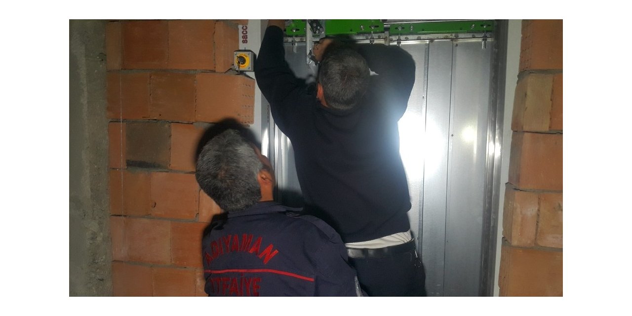 Asansörde mahsur kalan genç kurtarıldı